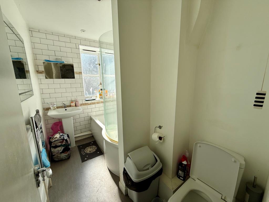 Lot: 81 - MIXED USE INVESTMENT IN TOWN CENTRE - Bathroom with W.C.